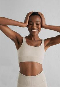 Спортивный бюстгальтер средней поддержки RIBBED SEAMLESS aim’n, цвет beige