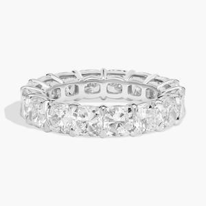 Кольцо Eternity с выращенным в лаборатории бриллиантом огранки «кушон» из белого золота 14 карат (7 карат, два цвета — FG / VS2-SI1) Blue Nile