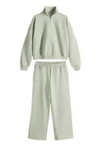 Комплект из двух спортивных брюк стандартного кроя: на молнии до середины груди, с воротником-стойкой и широкими штанинами. The Set, Light Green