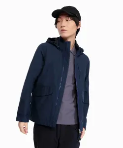 Водонепроницаемая, ветрозащитная, дышащая трехслойная куртка с капюшоном из материала GORE-TEX и съемным капюшоном.