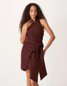 Мини-платье Amy Lynn с запахом и высоким воротом красного цвета