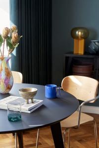 Настольная лампа на подиуме HüBsch, оранжевый