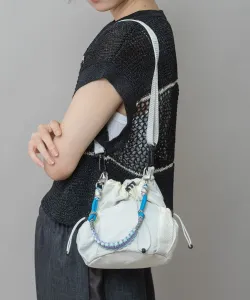 Разноцветная сумка на шнурке, которую можно носить двумя способами.