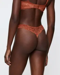Стринги с эластичным кружевным декором и аккуратным кроем, выполненные из экологически чистой микрофибры Triumph, темно-коричневый