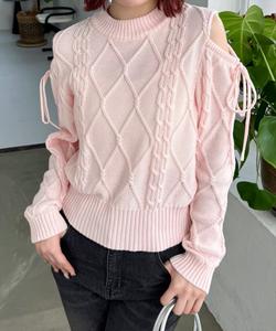 Топ вязаной вязки с открытыми плечами