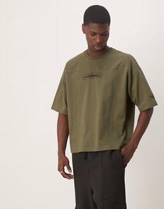 Футболка свободного кроя ASOS DESIGN цвета хаки с принтом на груди и декоративными швами