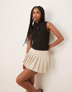 Топ с высоким воротом и завязками из черного цветочного кружева ASOS DESIGN