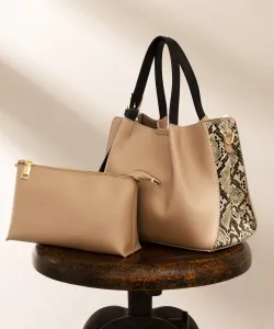 Сумка-тоут квадратной формы из искусственной кожи с плечевым ремнем.