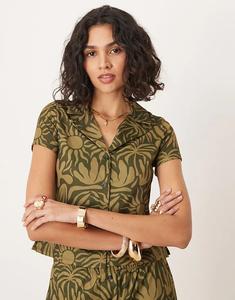 Рубашка ASOS DESIGN с укороченным воротником и цветочным принтом цвета хаки — часть комплекта