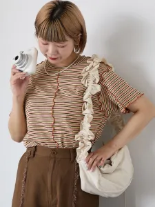 Футболка с нежным каймом, подобранным по цвету.