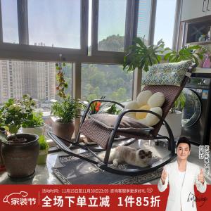 Кресло-качалка Purple Leaf из искусственного ротанга для отдыха на балконе и террасе