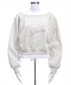 Толстовка с большим логотипом, украшенным стразами.