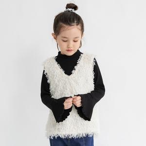 Комплект из лохматого жилета и топа