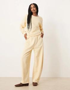 Спортивный комбинезон ASOS DESIGN цвета пахты