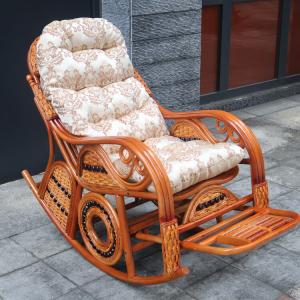 Плетеное кресло-качалка из натурального ротанга с подножкой и мягкой подушкой