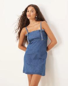 Джинсовое мини-платье ASOS DESIGN с бантом спереди и бретельками, средне-синего цвета