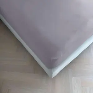 Простыня на резинке Kayori Emma, фиолетовая, 90x200 см, 100% хлопок-сатин, для матрасов высотой до 35 см Three Lilies B.V.