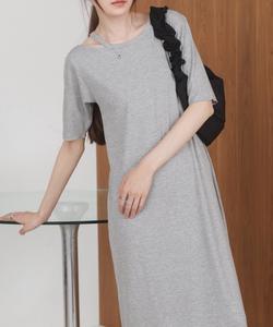 Платье с коротким рукавом и разрезом, сшитое из люрекса.