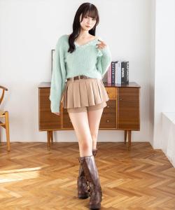 Вязаный топ с крестообразным узором и перьями