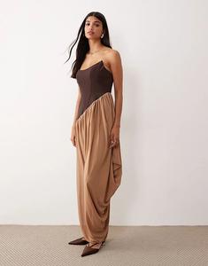 Платье миди ASOS DESIGN со структурированным закругленным вырезом бандо и контрастной мягкой драпированной юбкой коричневого цвета