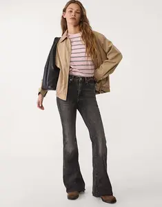 Расклешенные джинсы Stradivarius с разрезом по низу темно-серого цвета