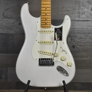 Fender American Ultra Luxe Vintage Stratocaster 50-х годов - Белый Блонд с жестким футляром Fender Deluxe