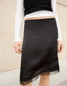 Черная атласная юбка миди Bershka