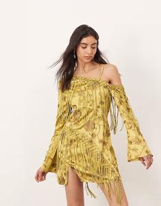 Мини-платье с вышитой бахромой и открытыми плечами, завязками на спине, оливкового цвета Arrange