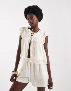 Блузка Miss Selfridge с кружевной вставкой и завязкой спереди в цвете экрю