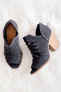 Женские туфли на каблуке с открытым носком и ремешками черного цвета Qupid