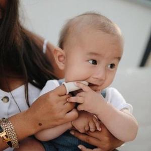 Первые кисти для пальцев Mushie 2 Cambrige Blue и Shifting Sand