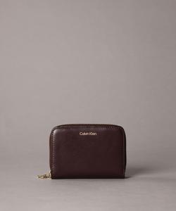 (W) Круглый кошелек Calvin Klein среднего размера с клапаном и застежкой-молнией
