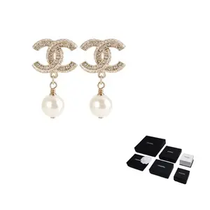 CHANEL Женские серьги с жемчугом и металлическим логотипом CC Gold
