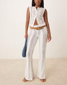 Брюки прямого кроя с фактурной отделкой ASOS DESIGN, расклешенные, белого цвета