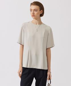 Пуловер из полиэстера с двойной прострочкой.