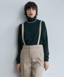 Широкий пуловер с высоким воротником из вискозы, пригодный для стирки.