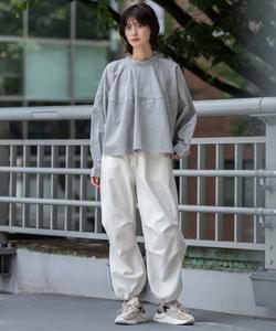 Укороченная рубашка из джинсовой ткани плотностью 6 унций с неоднородной текстурой, растягивающаяся в двух направлениях.