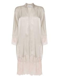 Carine Gilson шелковый халат с кружевом Calais-Caudry, серый
