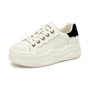 DAPHNE Низкие женские кроссовки черного цвета