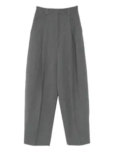 Плиссированные брюки Thelatest, серый