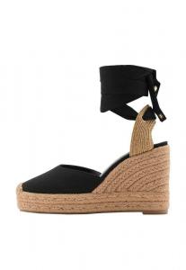 Босоножки на танкетке COMBINED TIED - Platform sandals Mango, черный