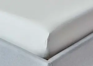 Простыня на резинке HOMESCAPES, очень глубокий серебристо-серый, плотность 200 нитей, 180 х 200 см Homescapes