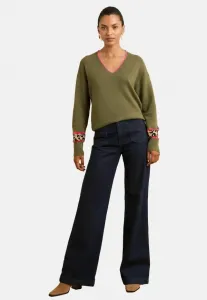 Уютный джемпер с v-образным вырезом, облегающего кроя, для невысоких девушек. Love & Roses, Khaki Animal Stripe