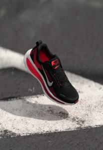 Кроссовки Nike Performance VOMERO 18, Black/Summit White/Bright Crimson/Team Red/Metallic Silver/Black