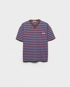 Объемная полосатая футболка из джерси Prada, голубой (цвет военно-воздушных сил) / аманта (амарант)