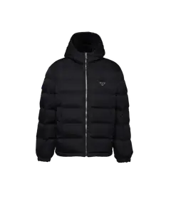 Укороченная пуховая куртка из переработанного нейлона Prada, черный