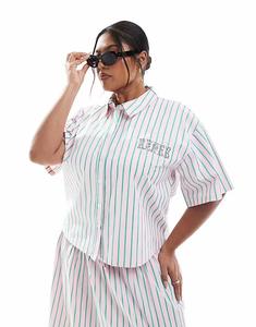 Эксклюзивная укороченная рубашка на пуговицах Plus в розово-зеленую полоску Renee Studio