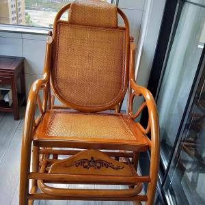 Классическое плетеное кресло-качалка из натурального дерева с выдвижной подножкой