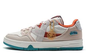 XTEP MAXX1.0 Абразивоустойчивые лоу-топ скейтборд кроссовки женские Цветовая схема Год Дракона - Ароматная кожа серый/парусный белый/тибетский цветочный красный