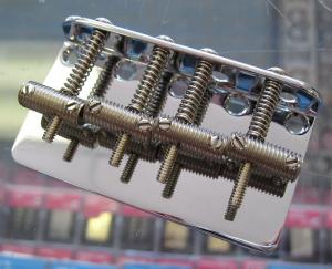 Американский винтажный басовый бридж Fender 0990804100 Pure Vintage Bass Bridge 099-0804-100